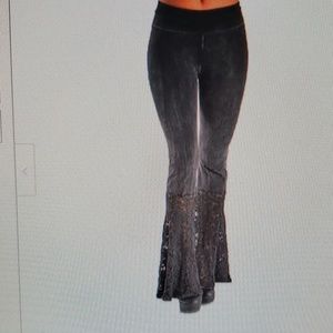 T party lace bell bottom yoga pants L